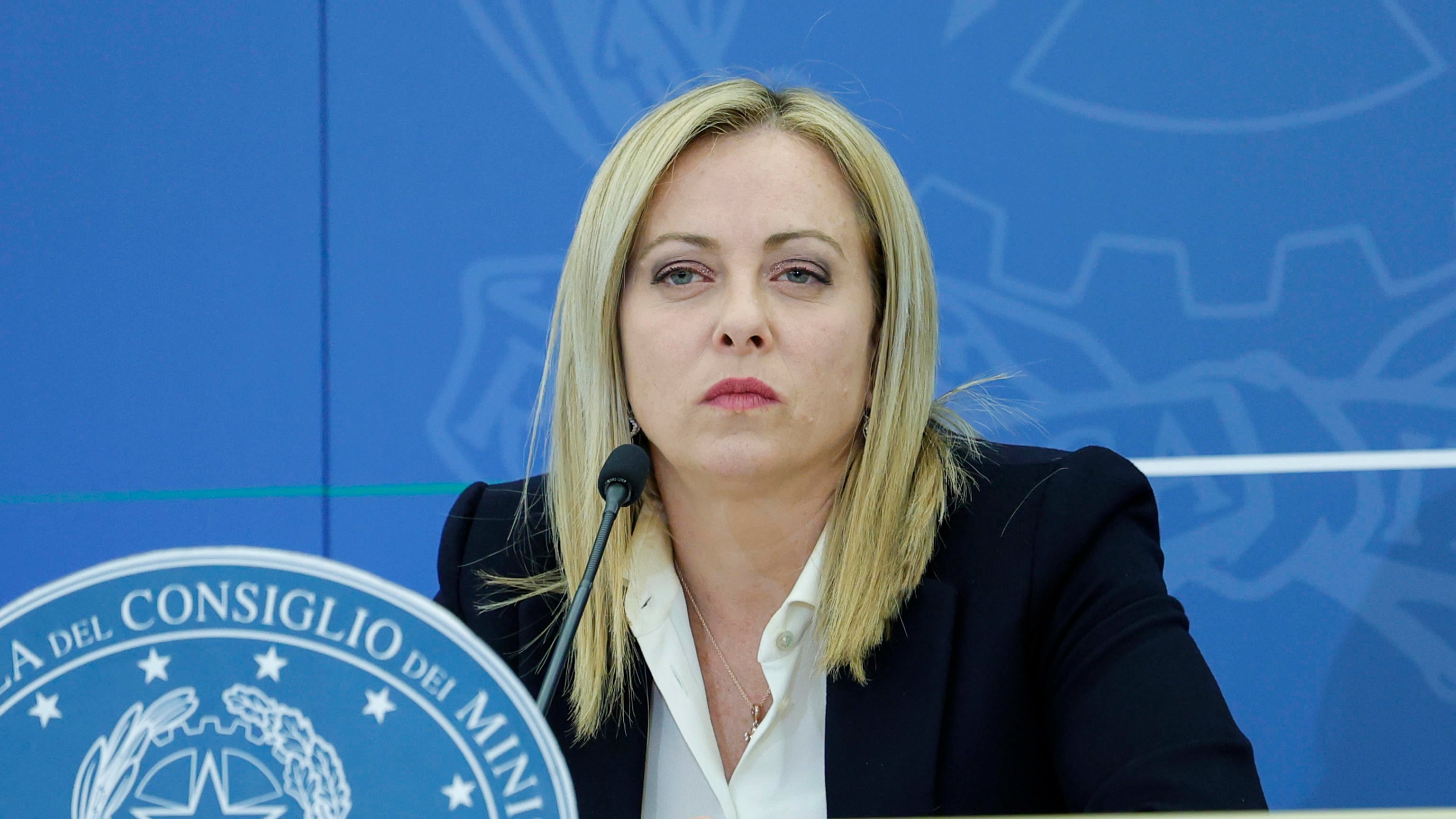 È scontro tra Meloni e Macron. Parigi: "Roma rispetti le regole"