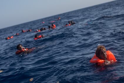 Migranti, naufraga un barcone al largo della Libia 6