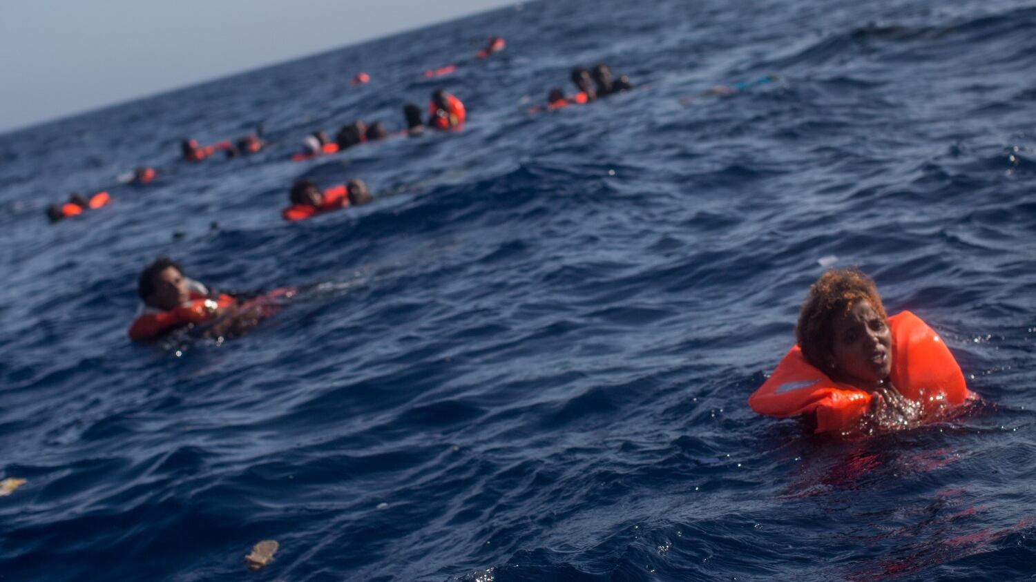 Nuova strage nel Mediterraneo. "Donne e bimbi tra i 117 morti"