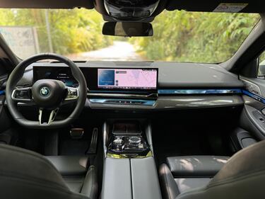 BMW i5 Touring eDrive40: guarda la gallery della Station Wagon elettrica da 340 CV 1