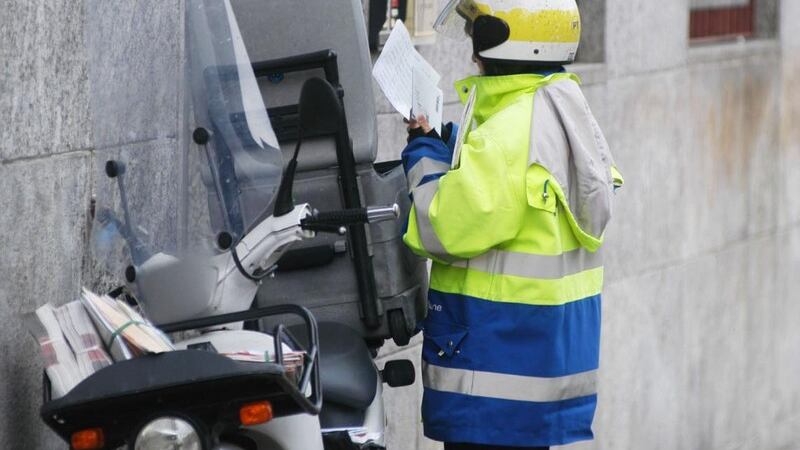 "Non rompere, torna domani". E poi prende a mazzate la postina