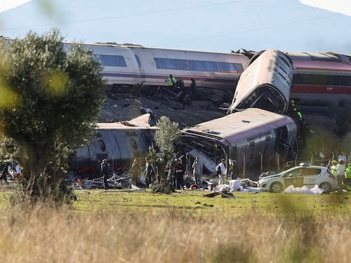 Toledo, scontro tra due treni ad alta velocità: oltre 40 morti e 150 feriti. Sanchez: “Errore umano”. Meloni: “Vicini al popolo spagnolo”