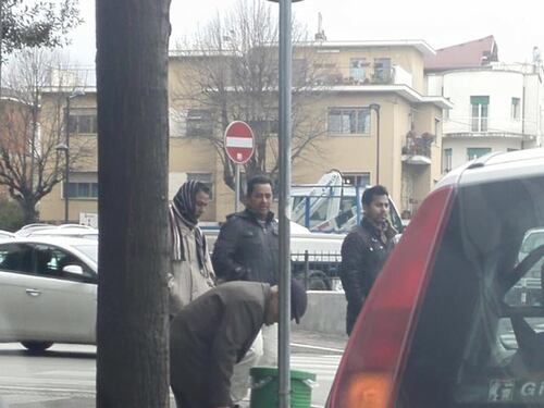 Pensionato rovista tra i rifiuti e gli immigrati lo deridono