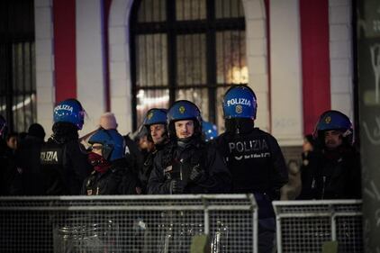 Askatasuna, le immagini dal centro sociale  1