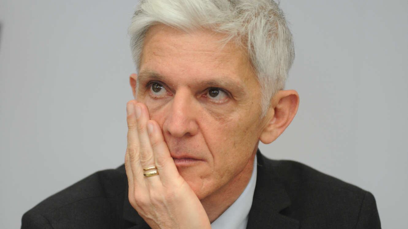 Il ministro fuori dal mondo protetto da stampa e salotti