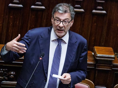 Il Tesoro rimanda l’uscita da Mps. Bpm: “Nozze con Agricole possibili”