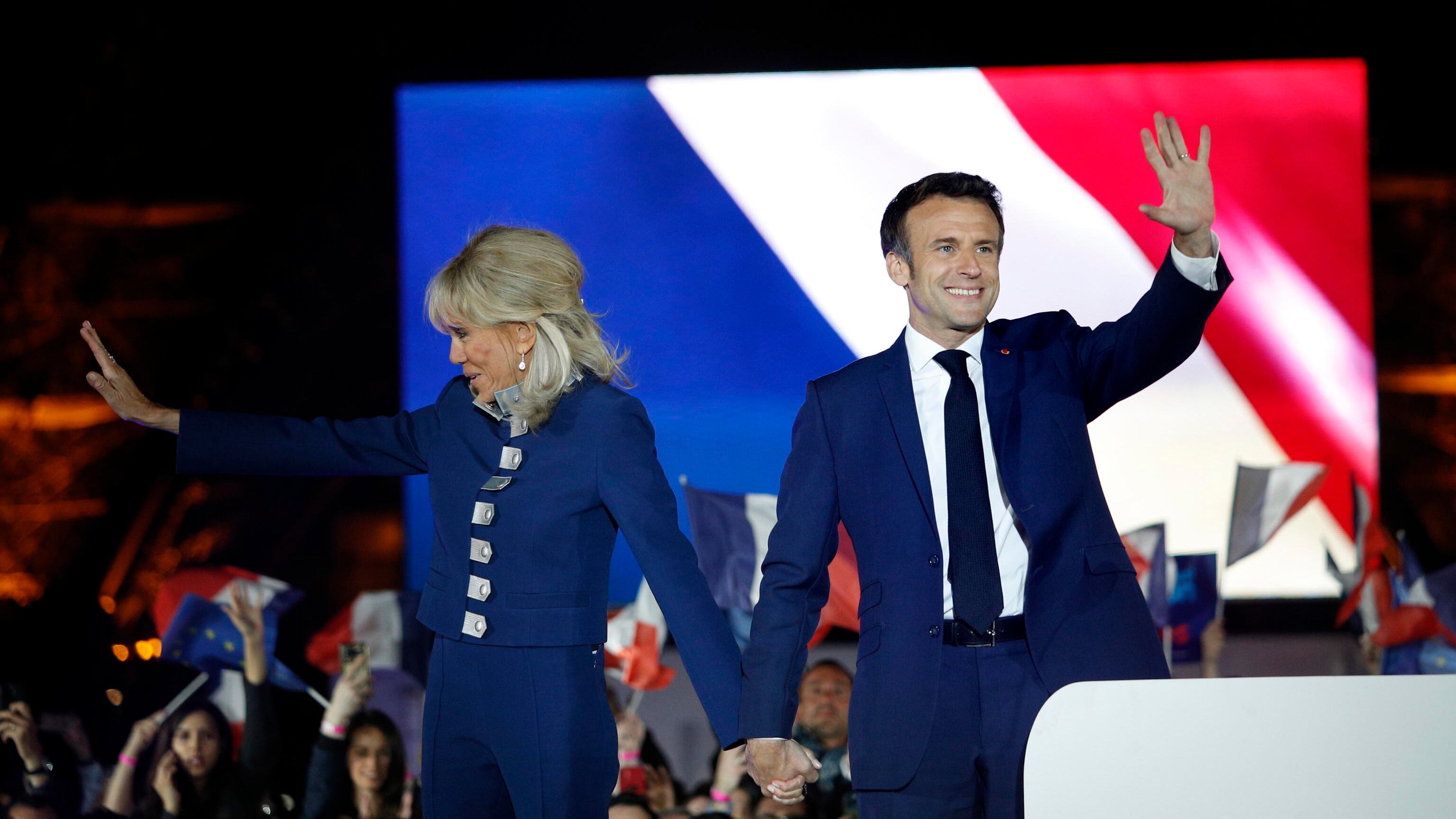 Macron fa il bis ma è boom di astenuti. "Dovremo rispondere alla rabbia del Paese". L'inno alla Gioia per celebrare l'Europa
