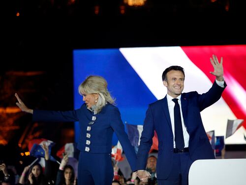 Macron fa il bis ma è boom di astenuti. "Dovremo rispondere alla rabbia del Paese". L'inno alla Gioia per celebrare l'Europa