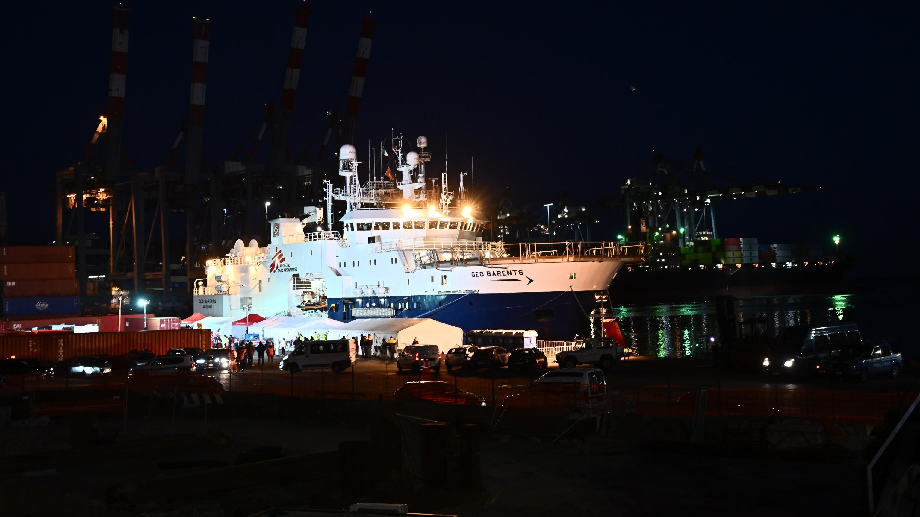 Ricoverati per Covid. Ma i migranti della Geo Barents scappano dall’ospedale