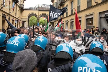 Centri sociali, anarchici e attivisti tentano di sfondare i cordoni di polizia: 30 identificati 15