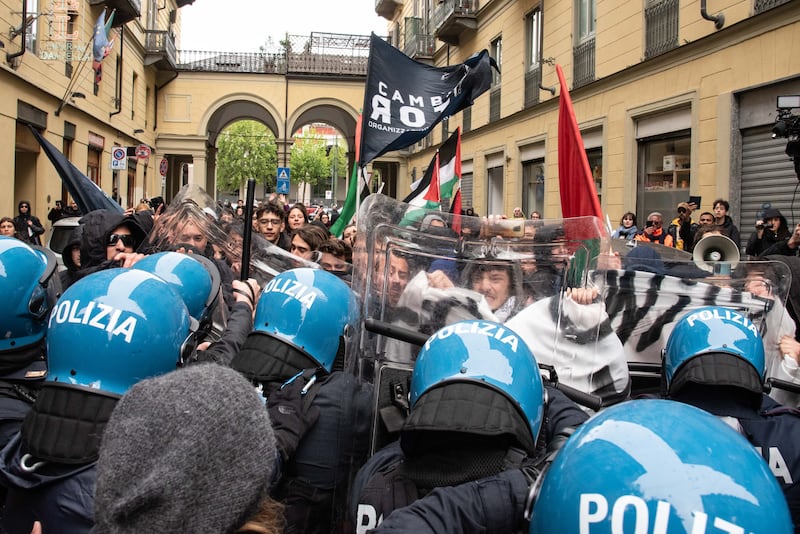 Centri sociali, anarchici e attivisti tentano di sfondare i cordoni di polizia: 30 identificati 15