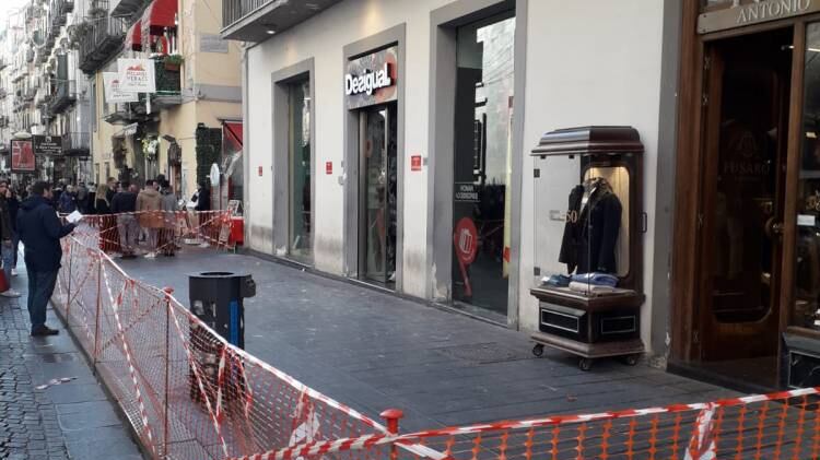 Paura a via Toledo, piovono calcinacci sui turisti