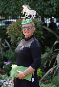 Royal Ascot, i copricapi più bizzarri sfoggiati dall'aristocrazia inglese 1