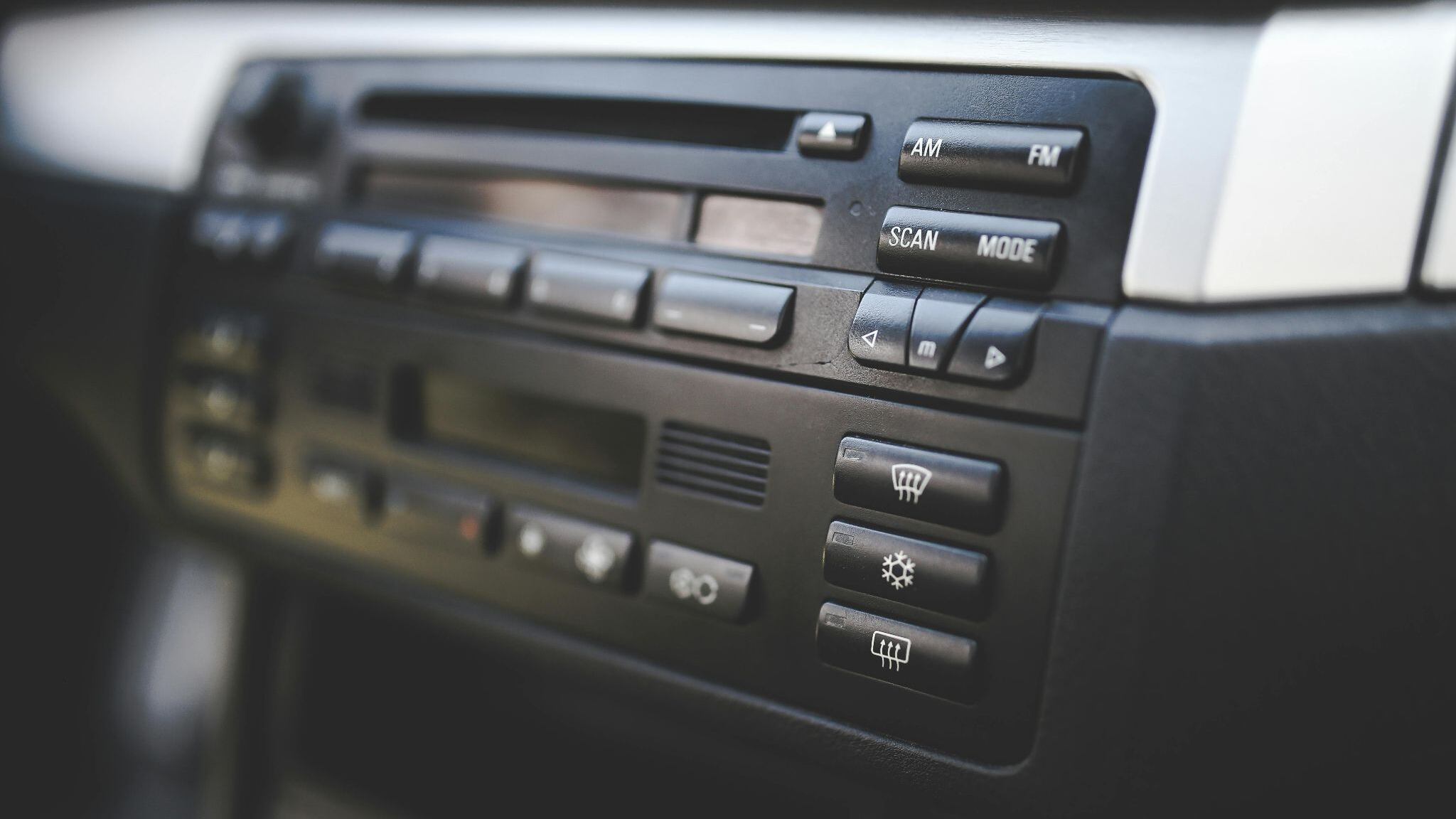 Musica alta in auto, occhio alle sanzioni: ecco quando si rischia un provvedimento