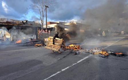 Sciopero: bloccato l'ingresso del porto con bancali incendiati 2