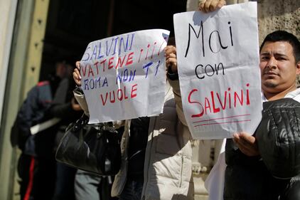 Occupano la basilica di piazza del Popolo: "Mai con Salvini" 20
