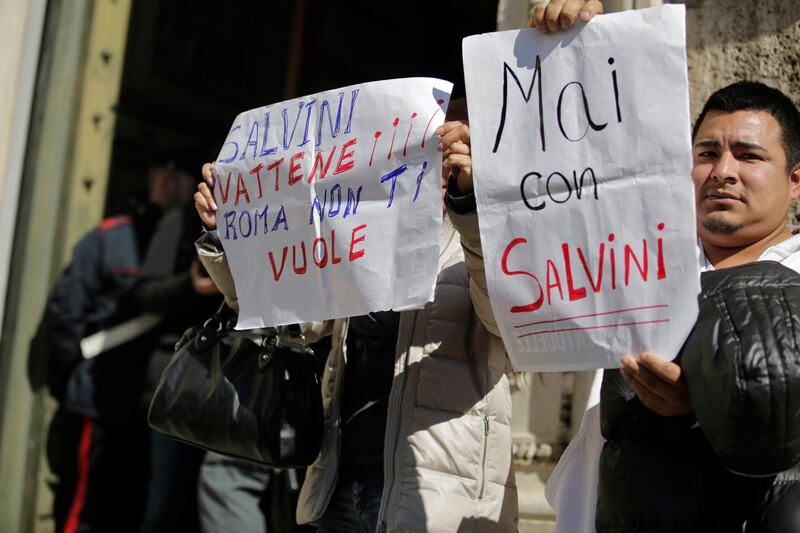 Occupano la basilica di piazza del Popolo: "Mai con Salvini" 20