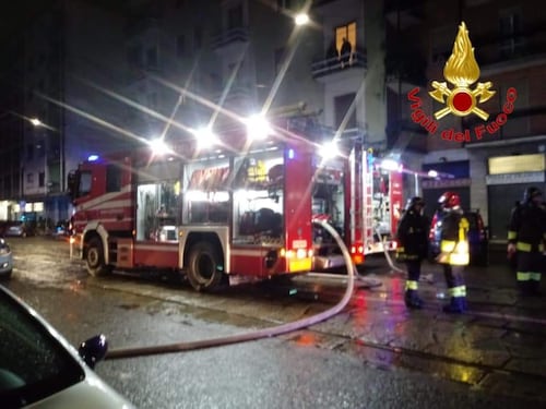 Tagliano la luce all'anziano: la candela scatena l'incendio