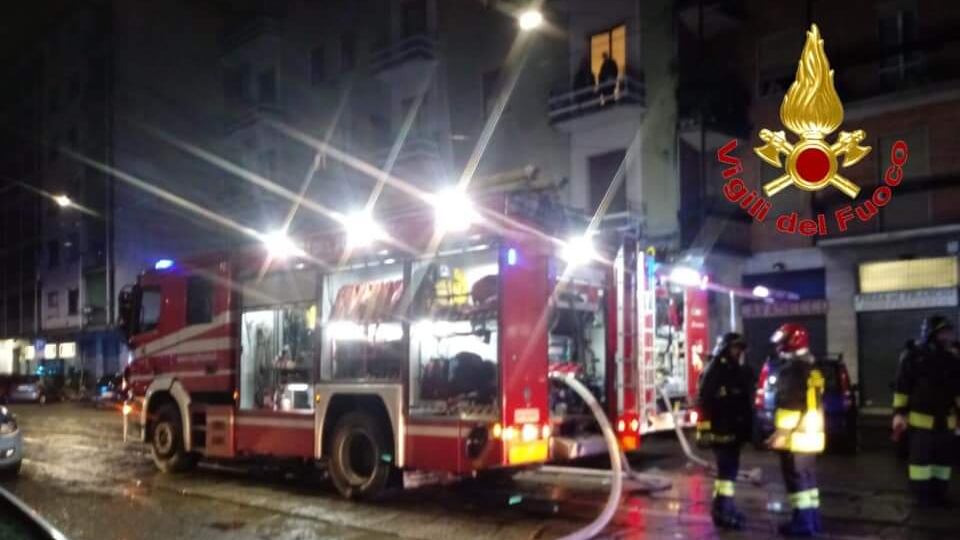 Tagliano la luce all'anziano: la candela scatena l'incendio