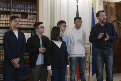 Il ministro degli interni incontra i 5 studenti e i 12 carabinieri coinvolti nel dirottamento dello scuolabus 5