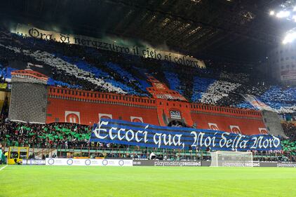 Il derby di Milano vinto dalle due curve 12