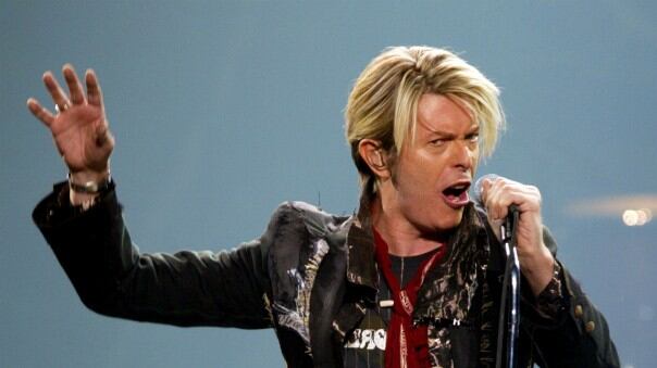 David Bowie, camaleonte del '900 figlio di Andy Warhol