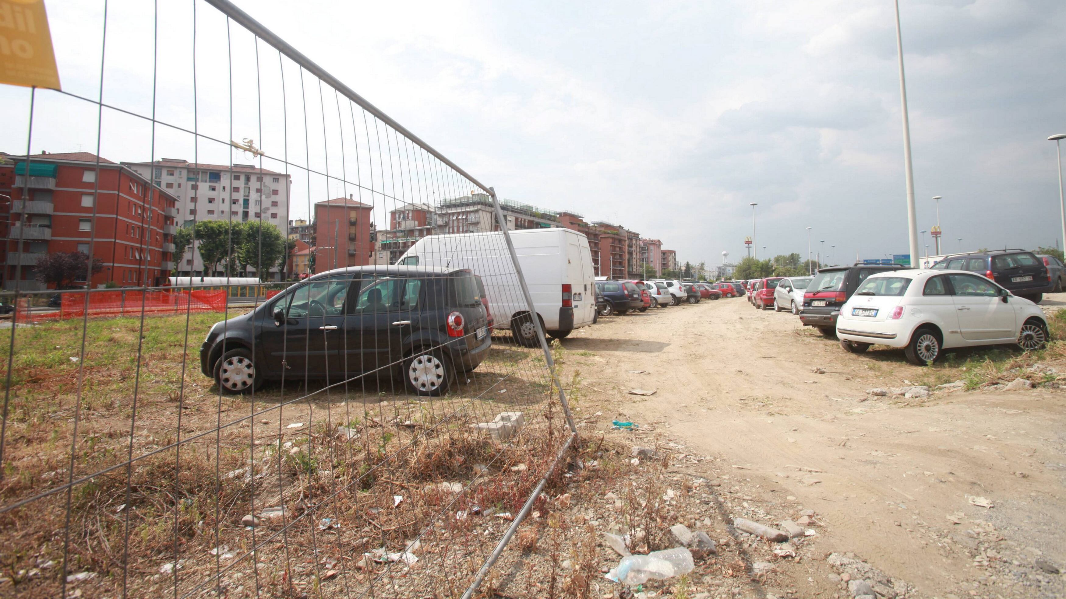 Milano, stop al parcheggio di via Novate