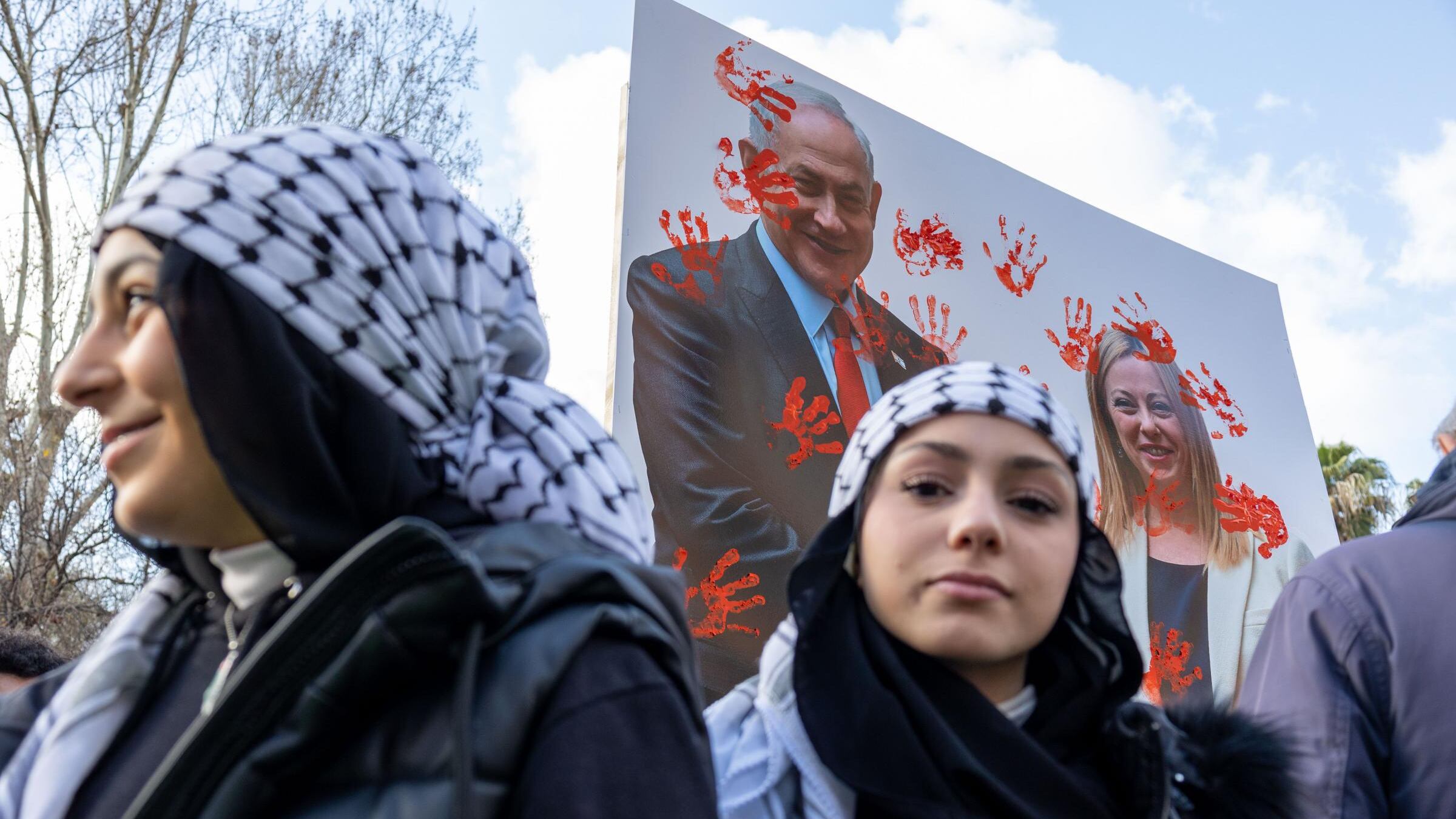 Cortei pro Gaza e "anti sbirri" insultano Meloni, Bibi e Segre