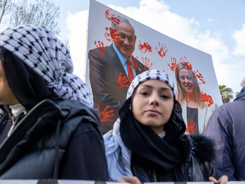 Cortei pro Gaza e "anti sbirri" insultano Meloni, Bibi e Segre