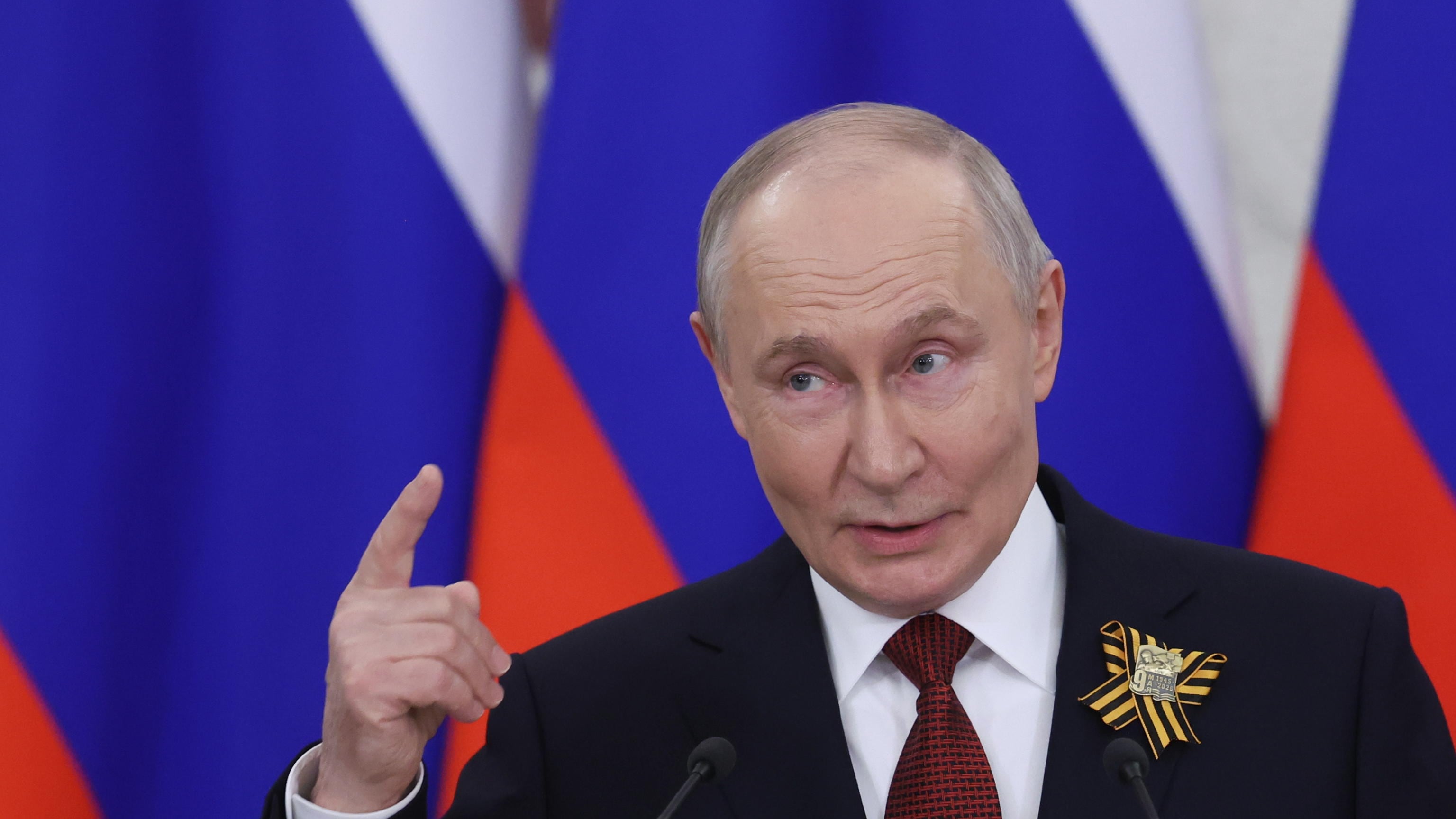Teme di essere ucciso: così Putin ha vietato gli orologi da polso al suo staff durante le riunioni