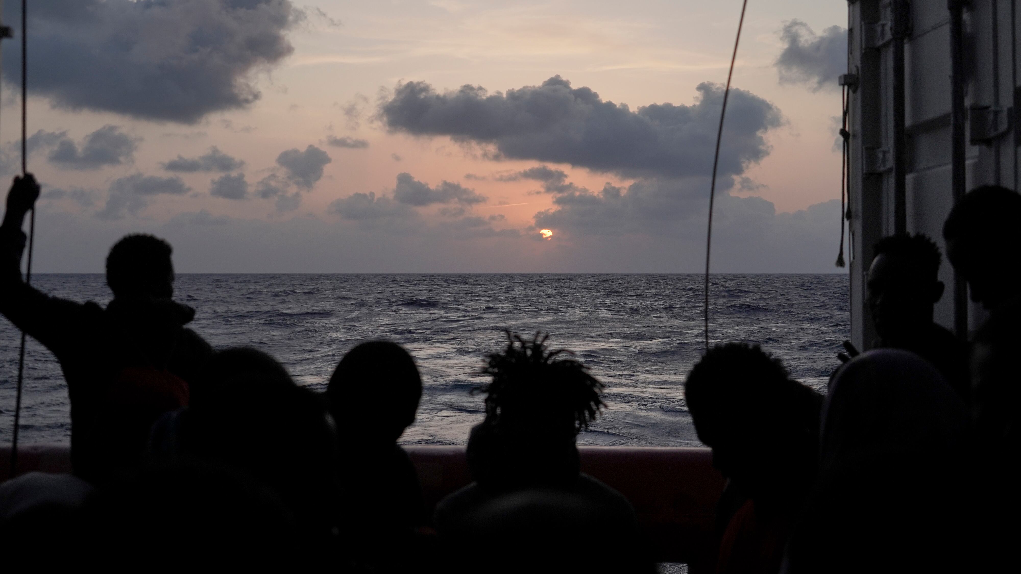 "L'esercito di migranti" verso l'Italia: "Dateci un porto"