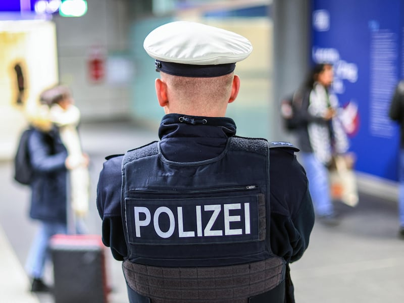 Orrore nel campus vicino Berlino: studentessa di 18 anni uccisa, morto anche l’uomo che tentava di salvarla