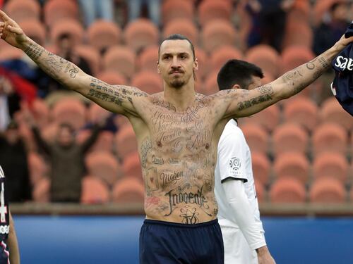 Lo studio del medico tedesco: "Abolire i tatuaggi sui calciatori. Riducono le loro prestazioni"