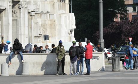 Immigrati e militari in Centrale 9