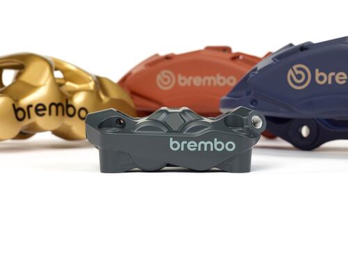 Brembo al Fuorisalone, la frenata diventa design: dalle moto all’interior, il colore guida la rivoluzione