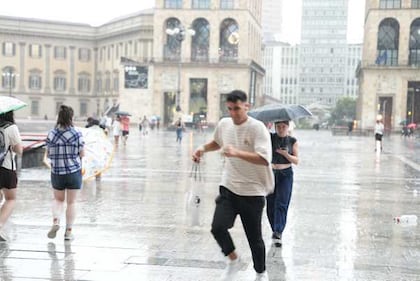 Maltempo su Milano, temporale e grandine in città 9