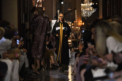 Uma Thurman e Naomi Campbell sfilano a Parigi  11