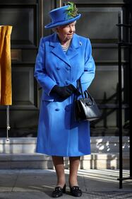 La regina Elisabette in visita alla Watergate House 4