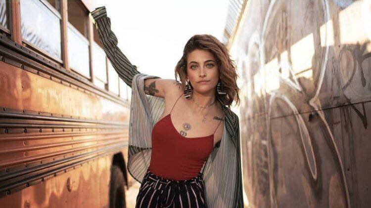 Paris Jackson, la figlia di Michael contro gli haters: "Fumatevi un po' d'erba"