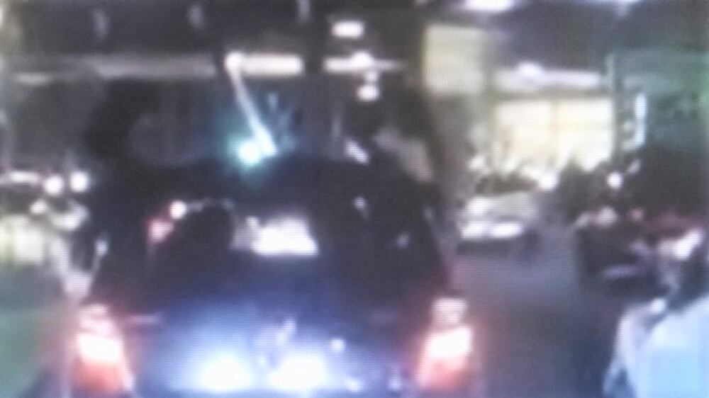 Passeggeri seduti sulle portiere delle automobili in circolazione: la denuncia