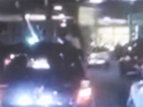 Passeggeri seduti sulle portiere delle automobili in circolazione: la denuncia