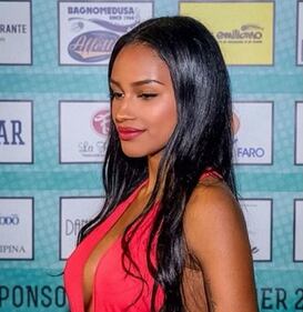 Fanny Neguesha sensuale in abito da sposa 10