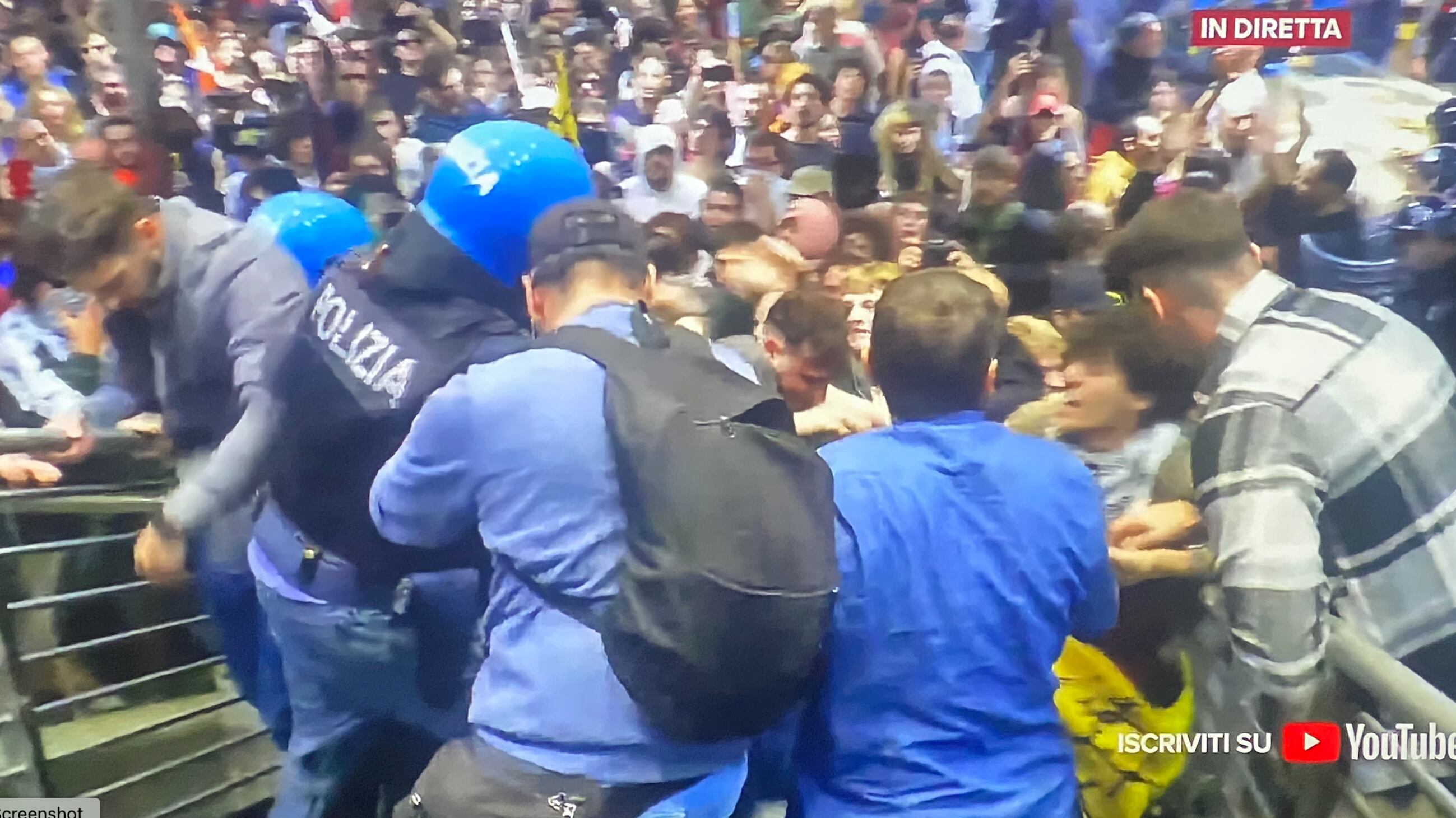 I collettivi occupano l'aeroporto di Firenze. Scontri con la polizia: cosa è successo