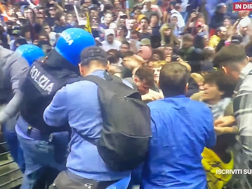 I collettivi occupano l'aeroporto di Firenze. Scontri con la polizia: cosa è successo