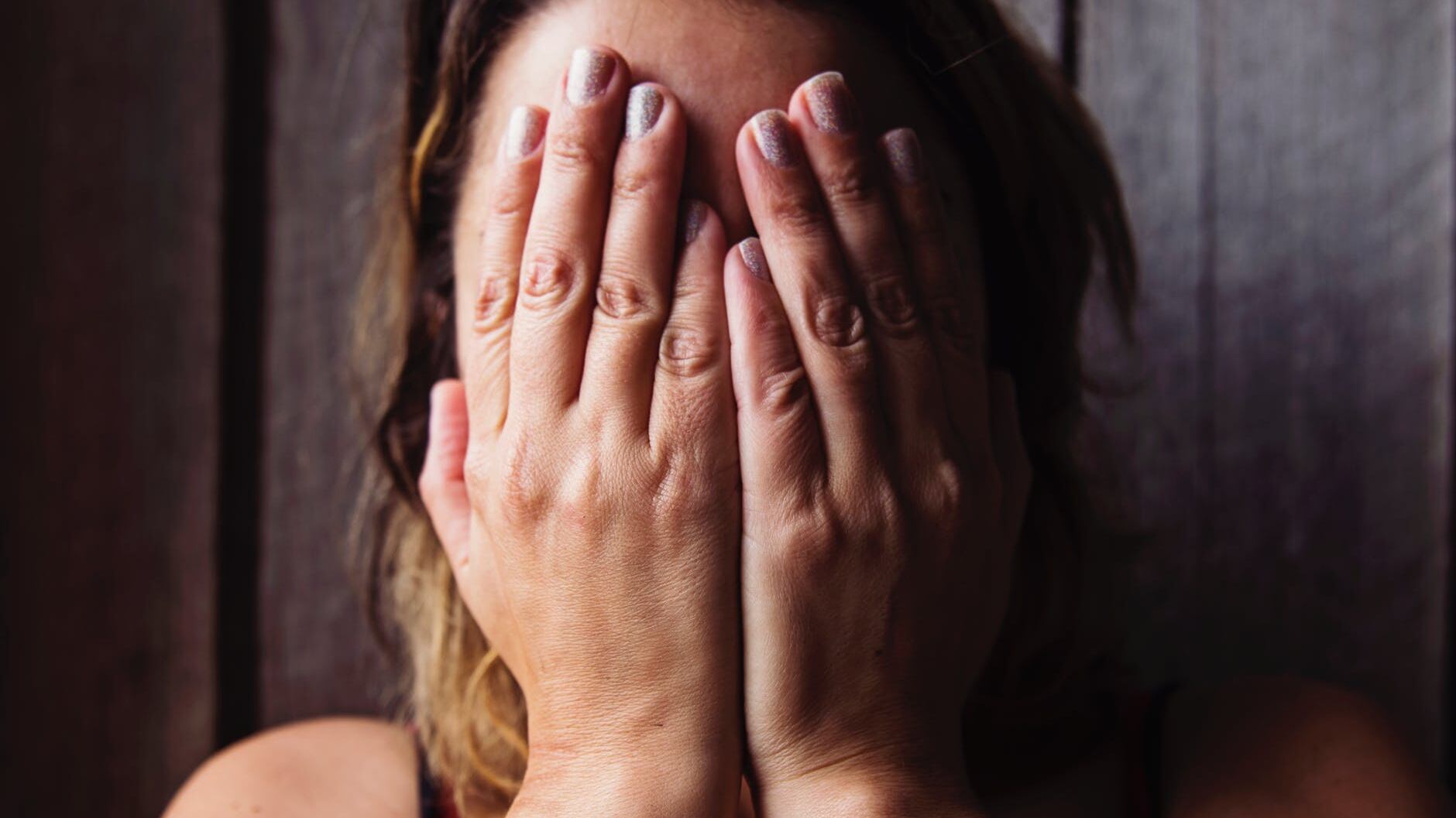 Mani sul viso almeno 23 volte in un'ora: perché lo facciamo?