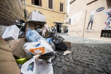 Roma, sciopero rifiuti: il disagio per le vie della città 18