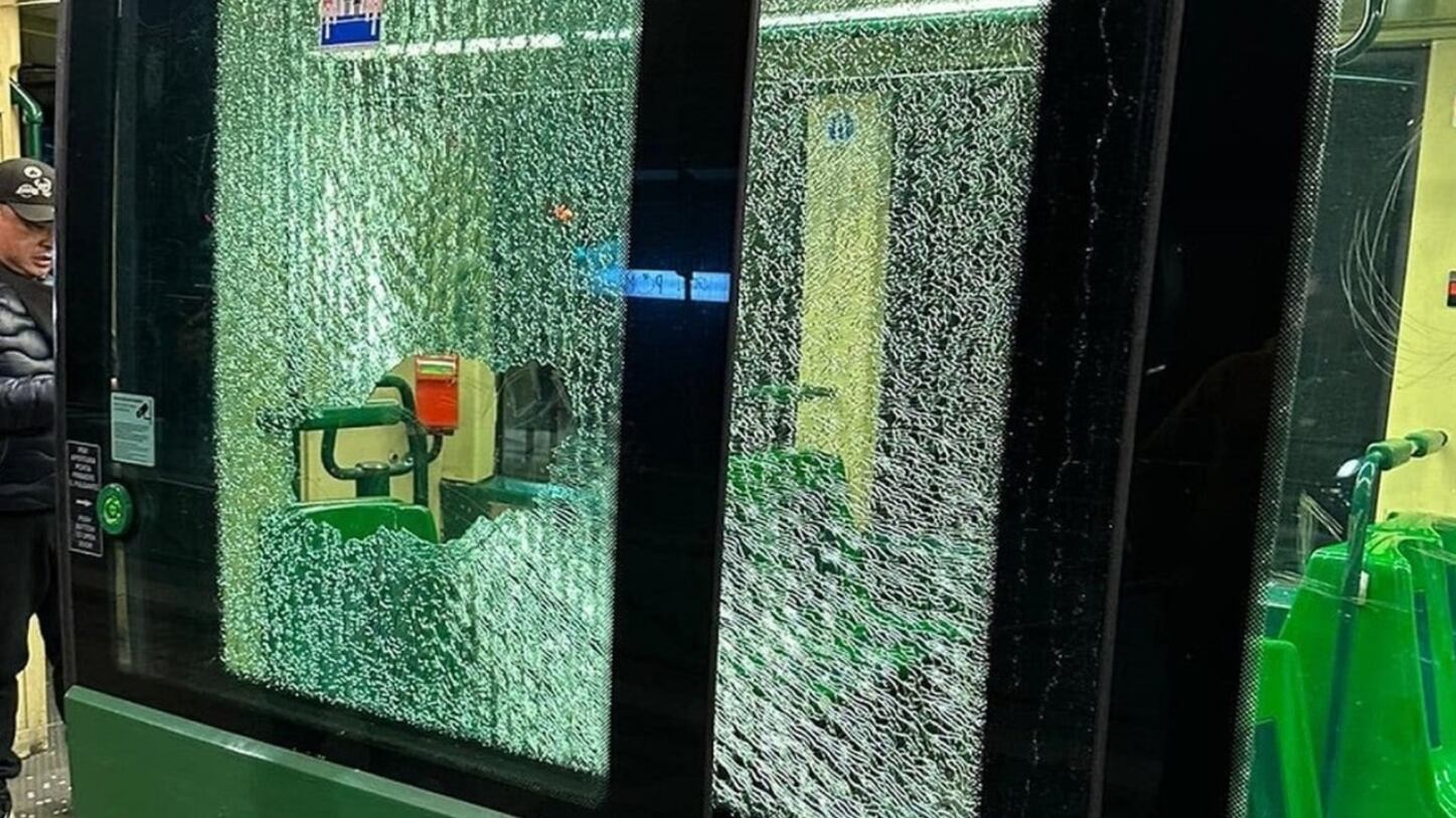 La follia sul tram a Milano: mandano in frantumi il vetro con un cestino