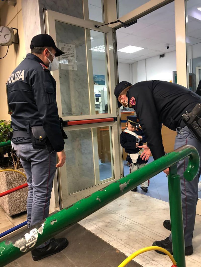 Sconfigge il cancro a 3 anni e lascia l’ospedale da eroe: vestito da poliziotto 2