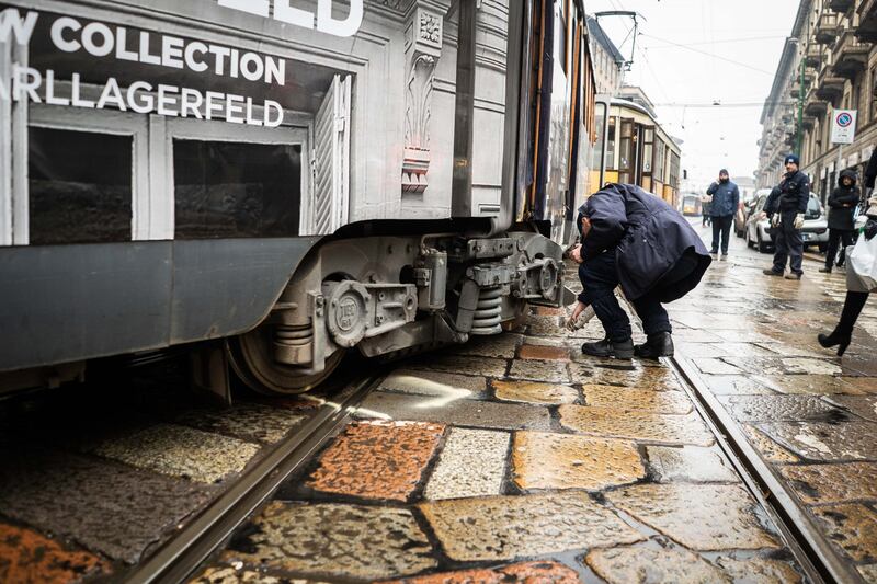 Milano, tram deraglia in via Coni Zugna 6