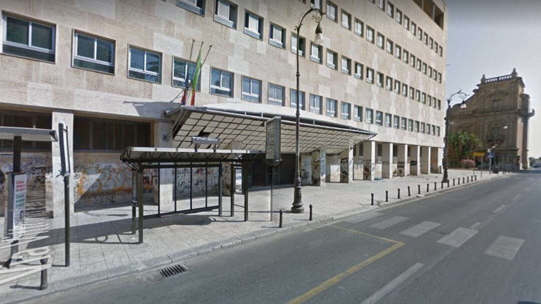 Trovato morto un clochard sotto ai portici del Nautico di Palermo